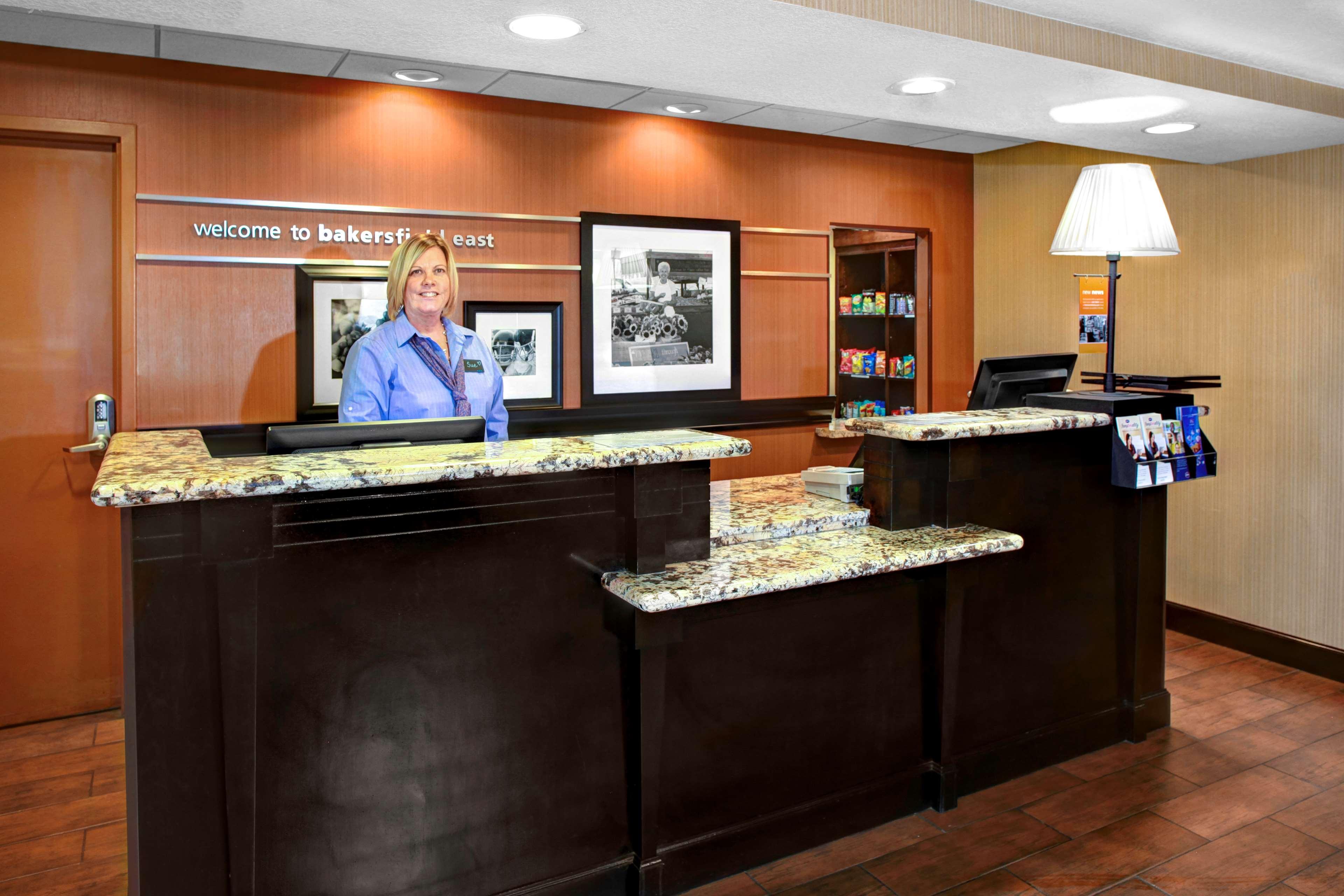Hampton Inn And Suites Bakersfield / Highway 58 Екстериор снимка