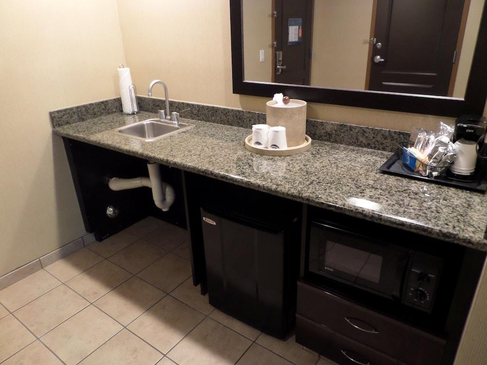 Hampton Inn And Suites Bakersfield / Highway 58 Екстериор снимка