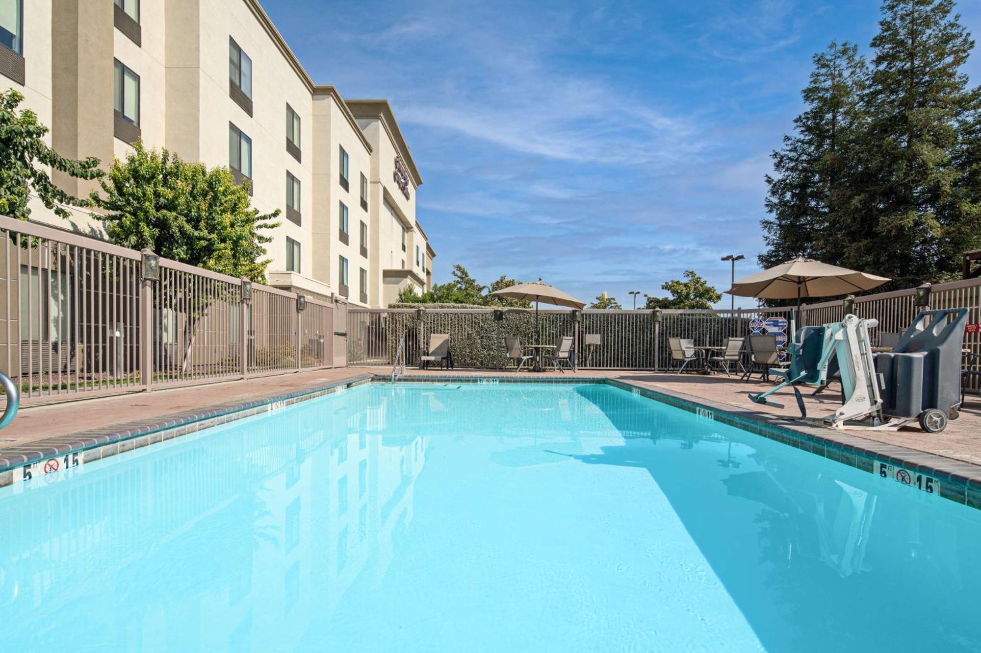 Hampton Inn And Suites Bakersfield / Highway 58 Екстериор снимка